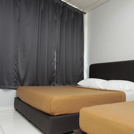 Hotel Sixty Nine Джохор Бахру Екстериор снимка