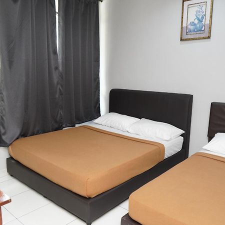 Hotel Sixty Nine Джохор Бахру Екстериор снимка